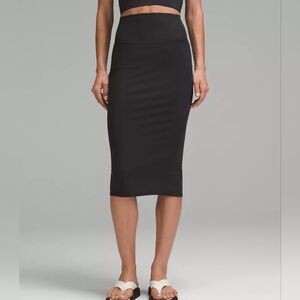 Lululemon Nulu Slim Fit HR Skirt Size 6